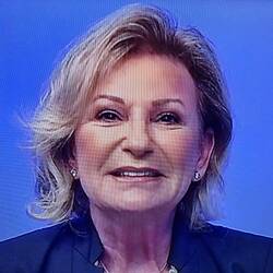 Fragt nicht, wie sie ungeschminkt aussieht...