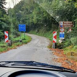 🇨🇮⬅️🚐🇸🇮: Man beachte die Änderung des Straßenbelages