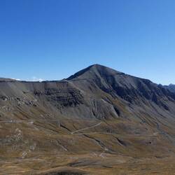 Vejen op til Col de la Bonette og toppen Cime de la Bonette i midten