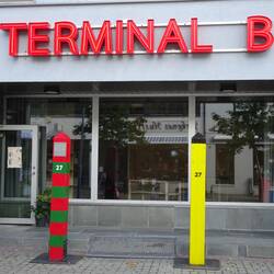 In der Fußgängerzone darf man ganz legal an den russischen Grenzpfahl heran.