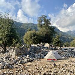 Ich habe mich entschieden, etwas unterhalb der Ruine mein Zelt aufzustellen.