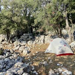Erneut habe ich inmitten von Ruinen übernachtet.