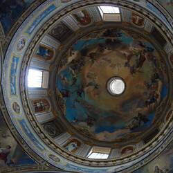 Blick zur Kuppel im Dom zu Voghera