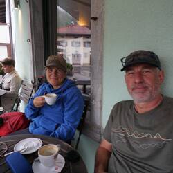 Bei zig Cappuccino's, Warten auf den Bus nach Tolmin