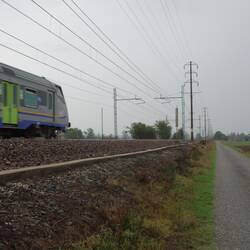lange Zeit geht's an den Schienen entlang