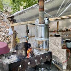 Weil ich so verschwitzt war und kalt hatte, sass ich nach meiner Ankunft 30 Minuten neben dem Feuer.