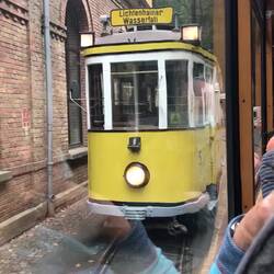 Zwei Kirnitzschtalbahnen an der Ausweichstelle