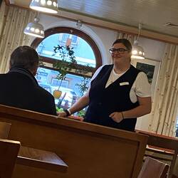 Polternd: "Fakt ist, dass 40 Fl. Vodka fehlen und für die ganze Ortschaft Proformare. Gest. Werden