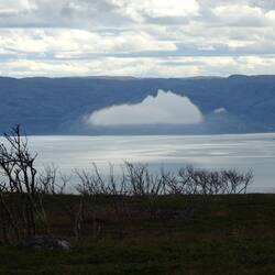 Eine Wolke schwebt durch die Fernsicht.
