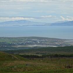 Vorn die Ortschaft Vestre Jakobselv ...