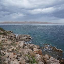 Die Windböen reißen das Wasser aus dem Meer