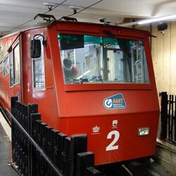 die Zahnradbahn bringt mich ins Getümmel der großen Stadt