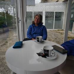 Flucht in ein trockenes Cafe. Bald kennen wir alle Cafe's in Kroatien😉