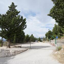 Der Sportplatz bzw. die Durchfahrtstraße🙈