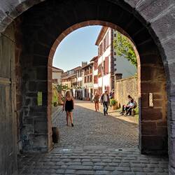 La Porte Saint Jacques, par laquelle le GR65 arrive
