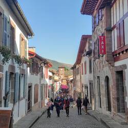 La rue d'Espagne par laquelle le GR65 traverse Saint Jean