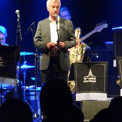 Jakob Arvola moderiert die von ihm selbst getexteten Titel.