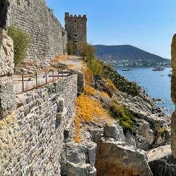 View of the castle walls from the ramparts of the castle — Bodrum, Muğla.