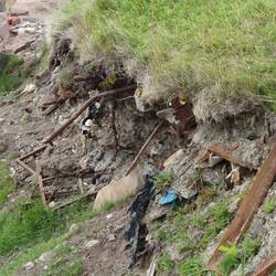 Die Erosion der Küste legt immer neue Teile der Befestigungen frei.