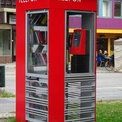 Telefonzelle und Bücherschrank in einem