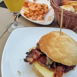 On se réunit entre pellerins autour de pinxos, boissons, voir plats