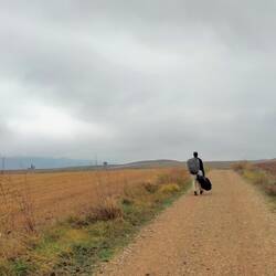 Neo et sa guitare sous la pluie