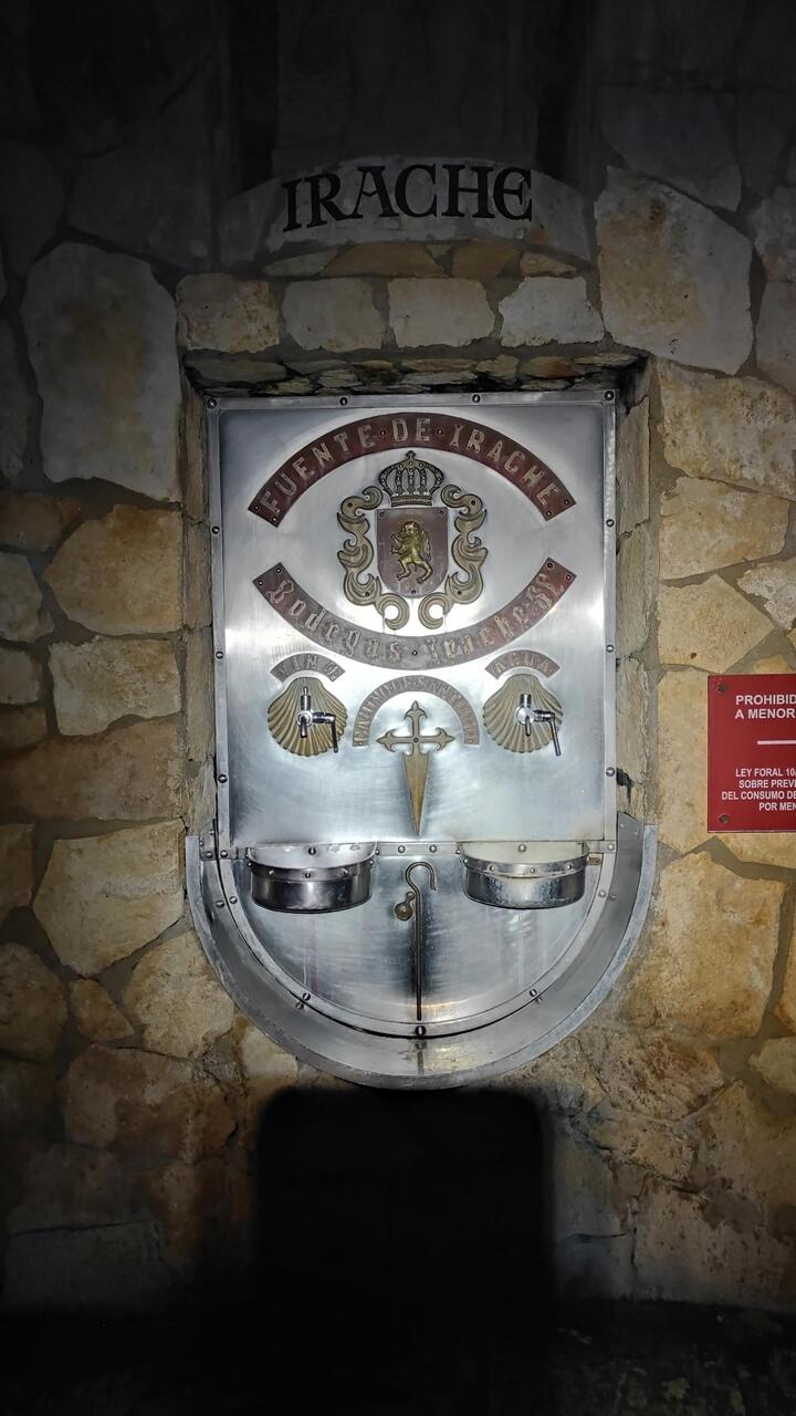 La fontaine à vin d'Iratche, il est bon a savoir que le vin ne coule pas la nuit 🤷🏻‍♂️🤦🏻‍♂️
