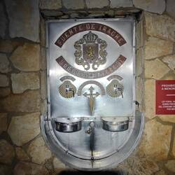 La fontaine à vin d'Iratche, il est bon a savoir que le vin ne coule pas la nuit 🤷🏻‍♂️🤦🏻‍♂️