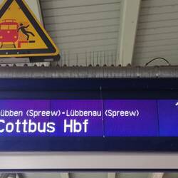 Der Zug fuhr pünktlich.