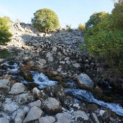 Etwas unterhalb fließt das Wasser der Krupa aus den Felsen