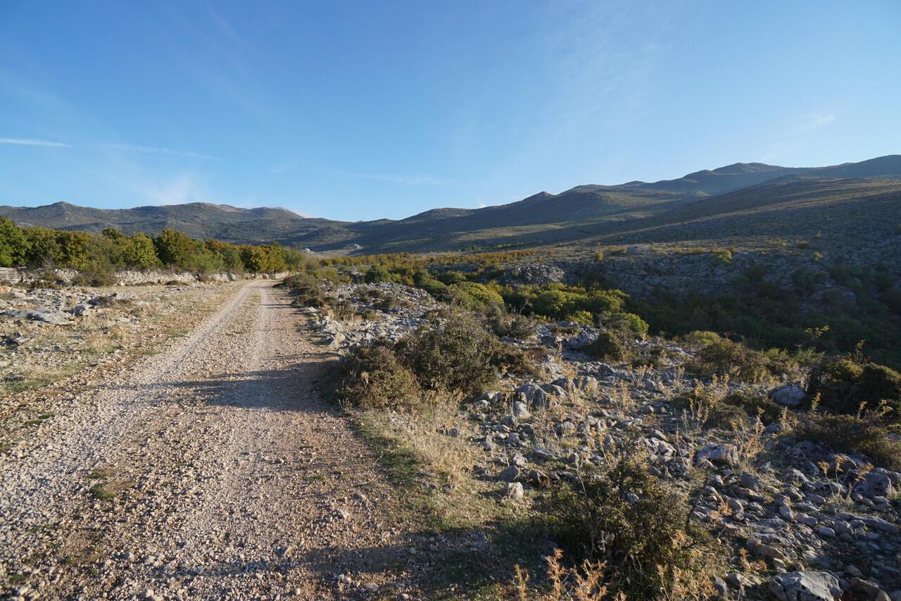 Die Landschaft ringsum ist trocken und trotzdem kommt aus dem Karst ordentlich Wasser