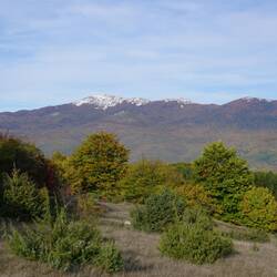 Die Berggipfel gehören bereits zu Bosnien und sind seit letzter Woche schon leicht mit Schnee bedeckt