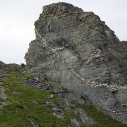 Links der Weg, rechts die riesige "Skelett-Felswand"