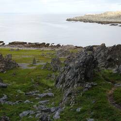 Der Weg schlängelt sich zwischen den Felsbrocken nach oben.