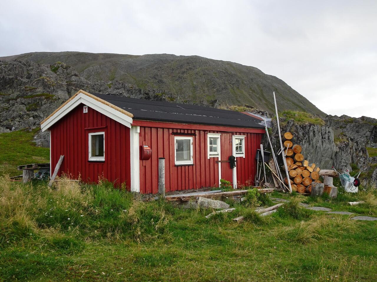 Die Hütte ist rechts - sicher zwecks Windschutz und Stabilität - gegen einen Fels gebaut.