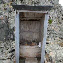 ... steht die Toilette.