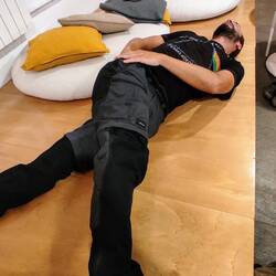 Joaquim me donne quelques conseils d'étirements du nerf sciatique