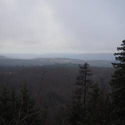 Es klart auf, ein Blick ins Tal ist möglich.