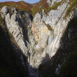 Die Sonne sorgt noch für einen 🌈 im Wasserfall