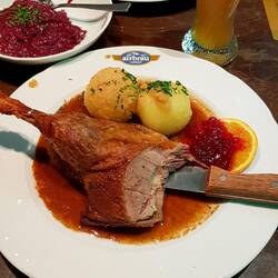1/4 Ente mit Kartoffelknödel und Apfelblaukraut