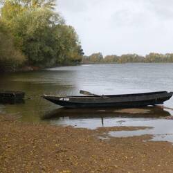 En gammel robåd ved flodbreden af La Loire (øen Ile Batailleuse)