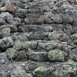 Diese Treppe ist komplett intakt.