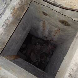 Bloß nicht reinfallen: Hier geht's sieben Meter abwärts.