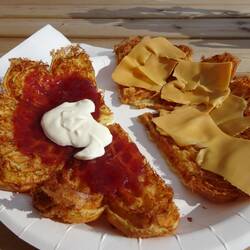 Herrlich zarte Waffeln, links mit Marmelade und saurer Sahne (hier so üblich), rechts mit typisch norwegischem