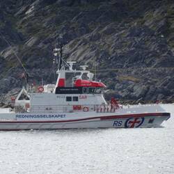 ... und mit dem nur einen Tag später 36 Fischer aus einem Orkan gerettet wurden. Das moderne Boot kommt zur Be