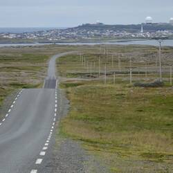 Zivilisation in Sicht: Vadsø auf der Insel, erreichbar über einen Unterseetunnel, mit riesigen NATO-Radarkugel