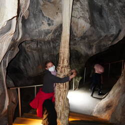 Moni übt Pole-Dance am Stalaknat