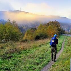 Départ dans des vallées sous la brume matinale
