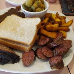 Unser Mittagessen. Haben uns eine BBQ Platte geteilt