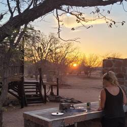 Abendessen kochen und im Hintergrund unser offenes Bad im Camp Madisa